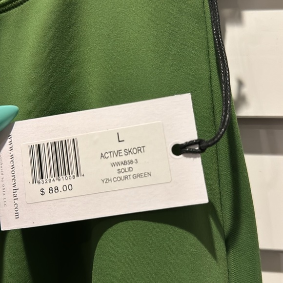 We Wore What NWT Active Skort in solid court Green - Picture 6 of 11